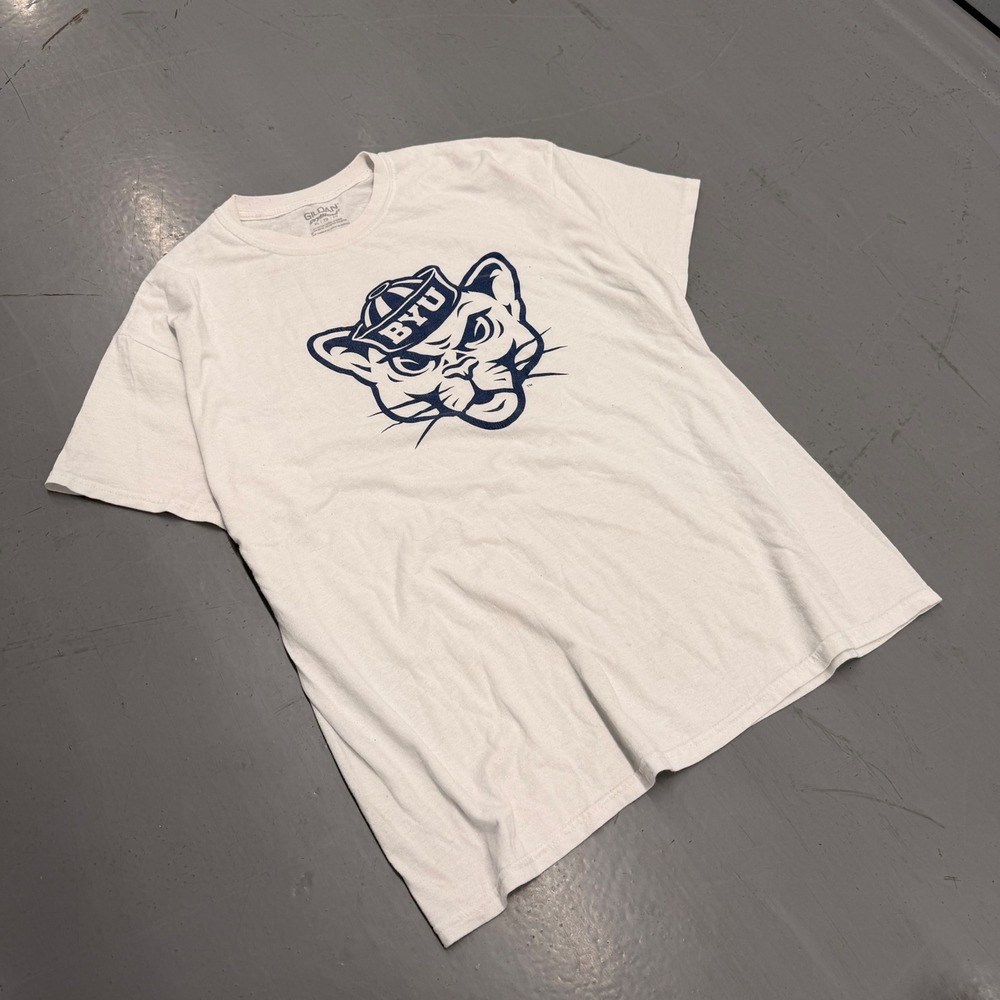 Gildan BYU Cougars Sailor Hat Mascot Graphic T-Shirt Mens XL White NCAA - Picture 9 of 10